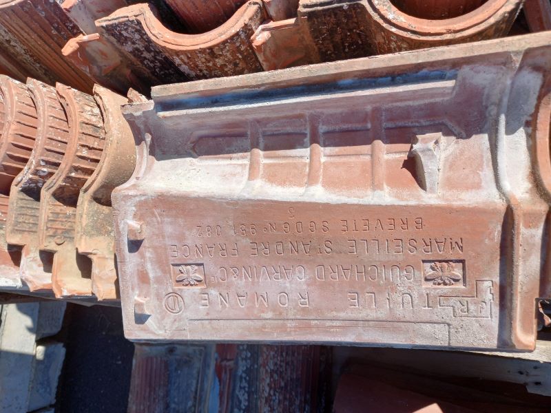 Tuile romane rouge à stries moyennes