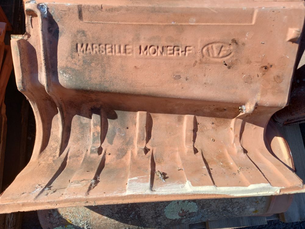 Tuile de rive Romane à rabat gauche Monier Marseille